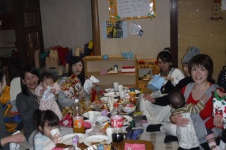 プレゼントを手に持ち笑顔でほほ笑んでいる子供と母親の写真
