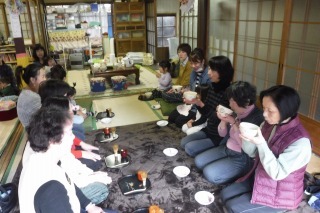 お点前をして、向かいに座っている人にお茶をふるまっている写真