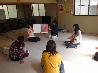 大型絵本「きんぎょがにげた」の読み聞かせをしている写真