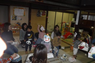 子ども達が鬼のお面をかぶって豆まきをしている写真
