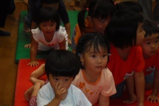 赤ちゃん達がはいはい競争をしている写真