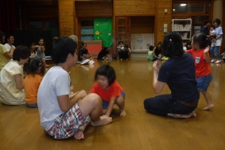 お父さんやお母さん達と子供たちがふれあいあそびをしている写真