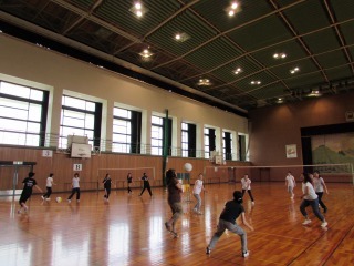 体育館に横並びで2つネットが張ってあり、ママ達が2つのコートに分かれてソフトバレーをしている写真
