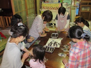 よもぎ団子を作っている親子の写真