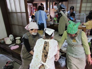 エプロン姿のみんなの家スタッフが団子作りをしている写真