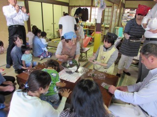 親子でよもぎ団子作りをしている写真