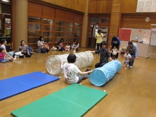 子ども達が2つ並んだトンネルをくぐろうとしている写真