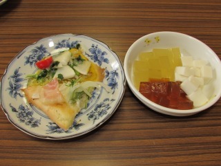お皿の上にピザと茶茶ミルク寒天が盛り付けされた写真