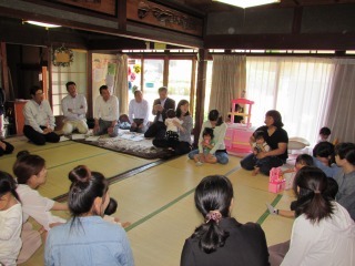 文教厚生常任委員会さんと意見交換会に参加する親子の写真