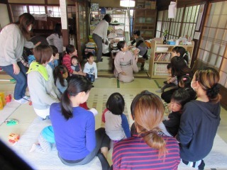 お茶の話をママと子ども達が聞いている写真