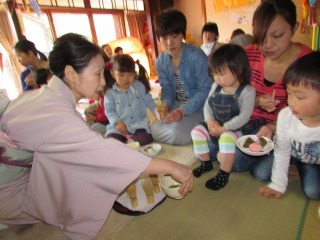 先生と一緒に、自分でお抹茶を立てようとしている写真