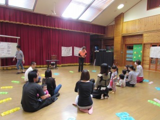松本行紀先生から体のしくみについてのお話を聞いている親子の写真
