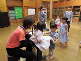 腹話術の紙芝居を見ている様子の子どもたちの写真
