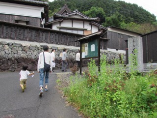 正寿院に向かう手をつないだ親子の写真
