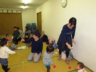 けん玉あそびをしている親子の写真