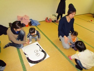 福笑いをしている親子の写真