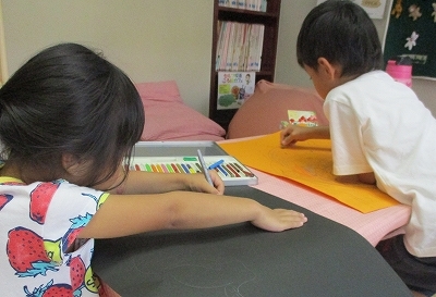 運動会で使う絵を子どもたちが描いている様子の写真