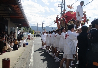 みんなでお神輿の巡行を見に行った様子の写真