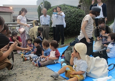 皆でおやつを食べてひと休みしている様子の写真