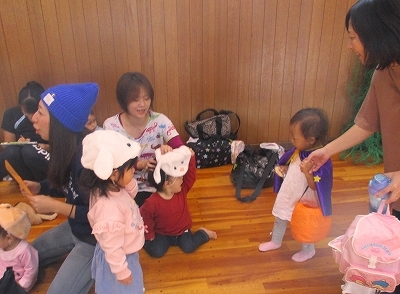 子どもたちが仮装している様子の写真