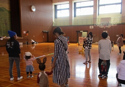 住民体育館にたくさんの親子が集まってくれた様子の写真