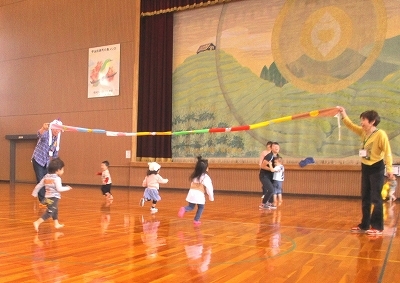 子どもたちのかけっこの様子の写真