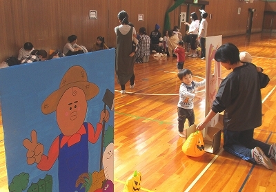 次の競技の準備も興味津々で見に来ている子どもの様子の写真