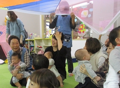 たくさんの親子が参加しているわらべうた遊びの様子の写真