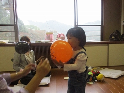 会館で風船などで遊んでいる様子の写真