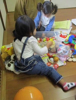 子ども同士の遊びの様子の写真