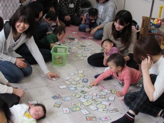 親子でかるたあそびをしている写真