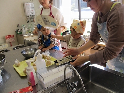 炊き立てのご飯をおにぎりにするために冷ましている様子の写真