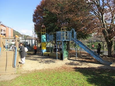 近くの公園の滑り台などで遊んでいる様子の写真