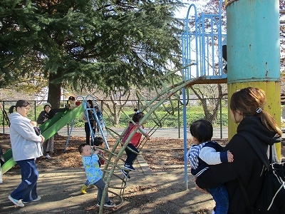 友達と一緒に遊具に挑戦中の様子の写真