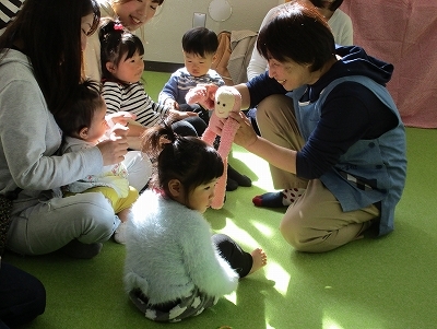 お人形を介して一人ひとりの名前を呼んでもらっている様子の写真