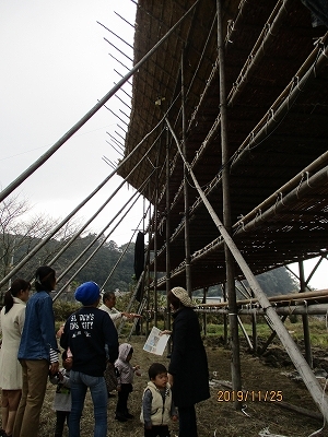 大きな柿屋を見せてもらっている様子の写真