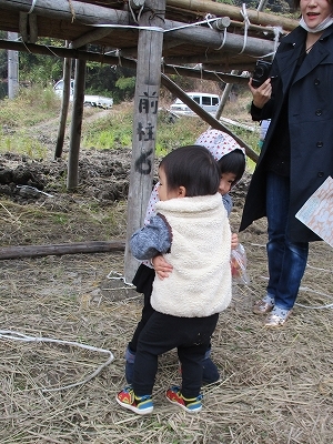 抱き合いながらお散歩を楽しむ仲良しの子どもたちの写真