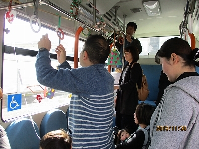 バスの車内を飾り付けしている様子の写真