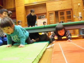 マットをくぐっている子供達の写真