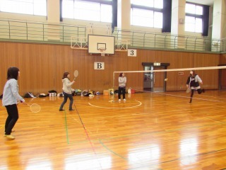 バトミントンをしているママ達の写真