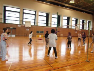 ソフトバレーを楽しんでいるママ達の写真
