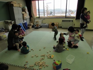 保育ルールームで遊ぶ子供達の写真