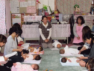 5組の親子が先生の話を聞いている写真