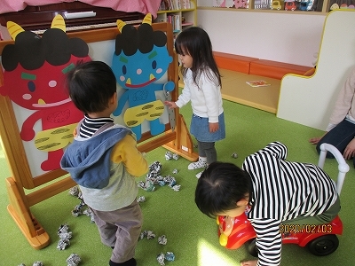子ども達が豆まきをしている様子の写真