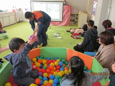 ボールのプールで遊んでいる子ども達の写真