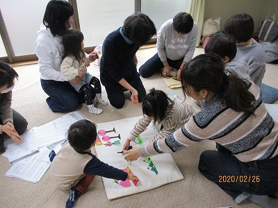 親子でひな飾りを作っている様子の写真