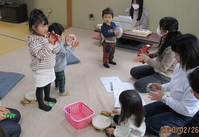 音遊びをしている子ども達の写真