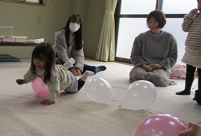 風船で遊んでいる女の子の写真