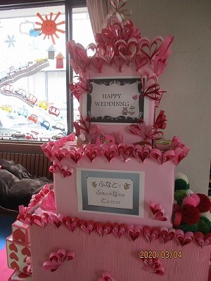 センター入口にあるハートのケーキの飾りの写真