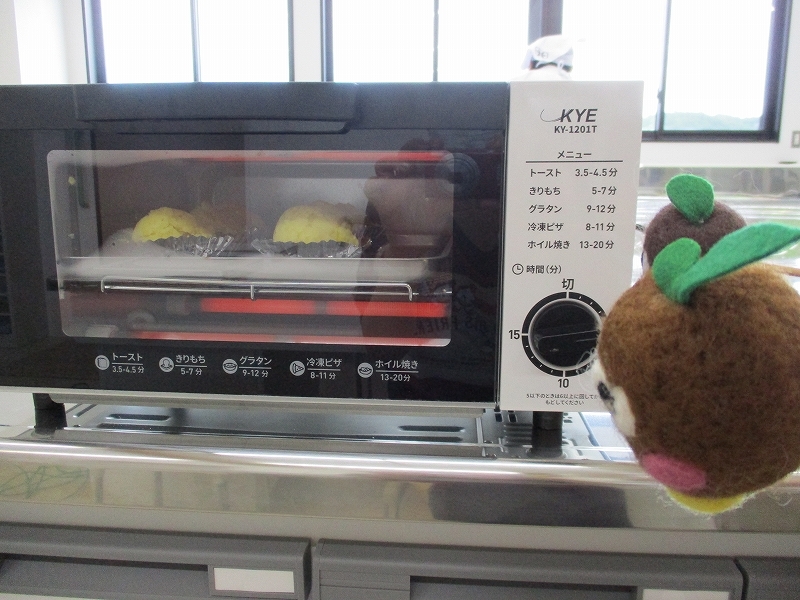 トースターで焼いている写真